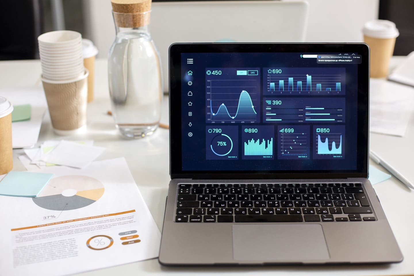 pantalla de un computador, mostrando gráficos y estadísticas