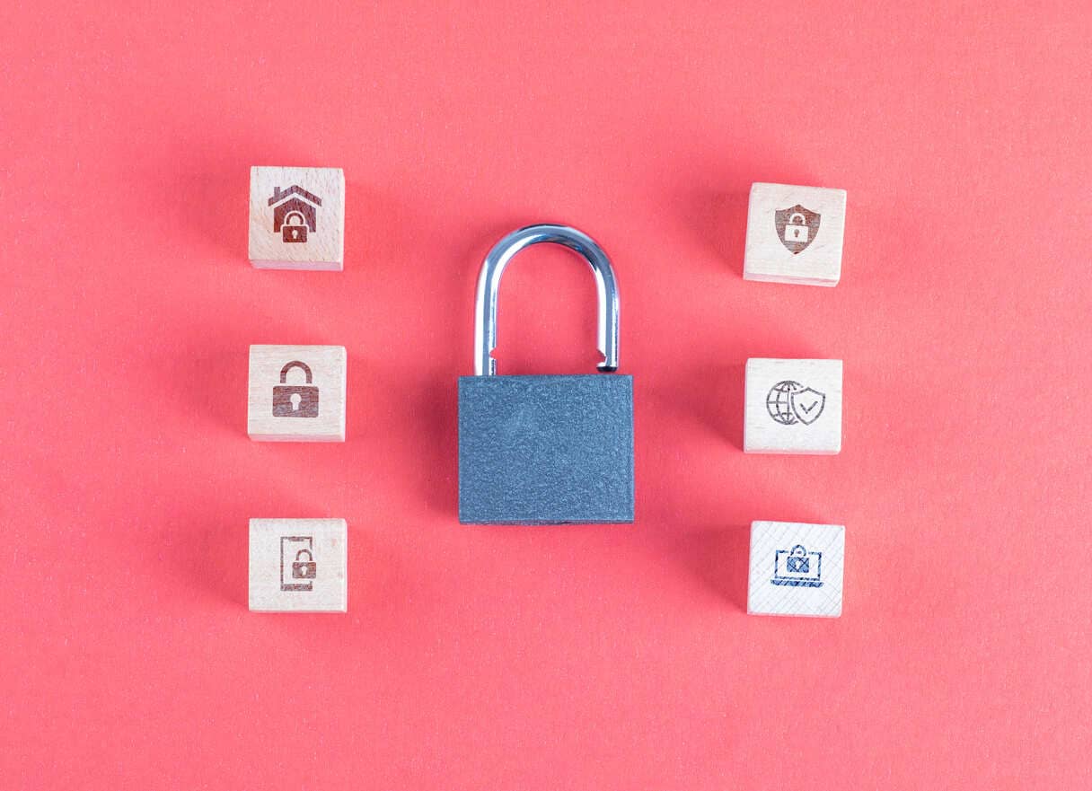 un candado con distintas medidas de seguridad