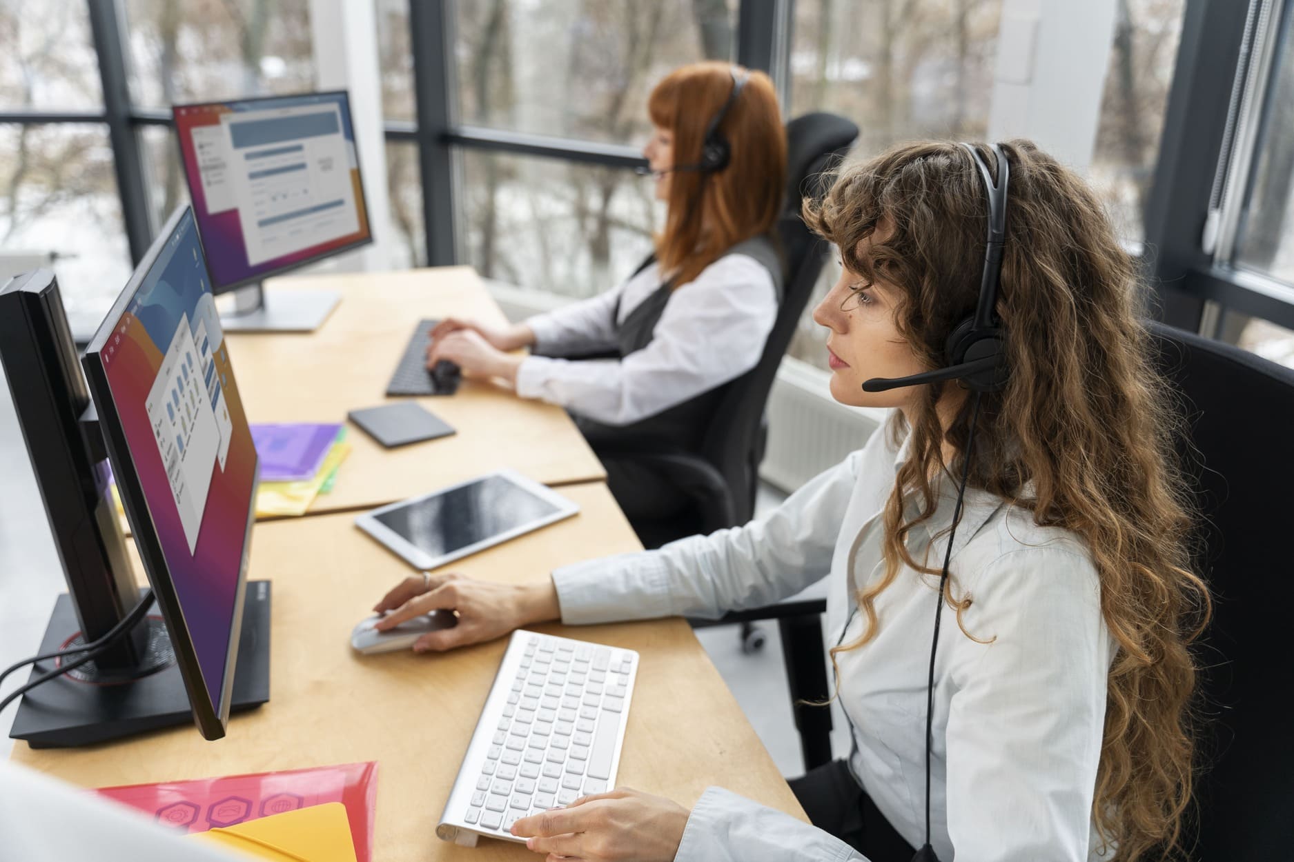 personal de soporte atendiendo al cliente